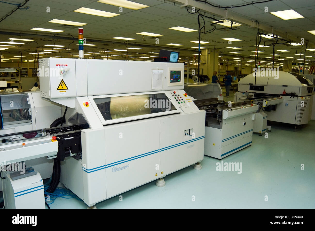Sistemi internazionali di inserimento dei componenti la macchina utilizzando sistemi embedded tecnologia per rendere le schede di circuito. Foto Stock