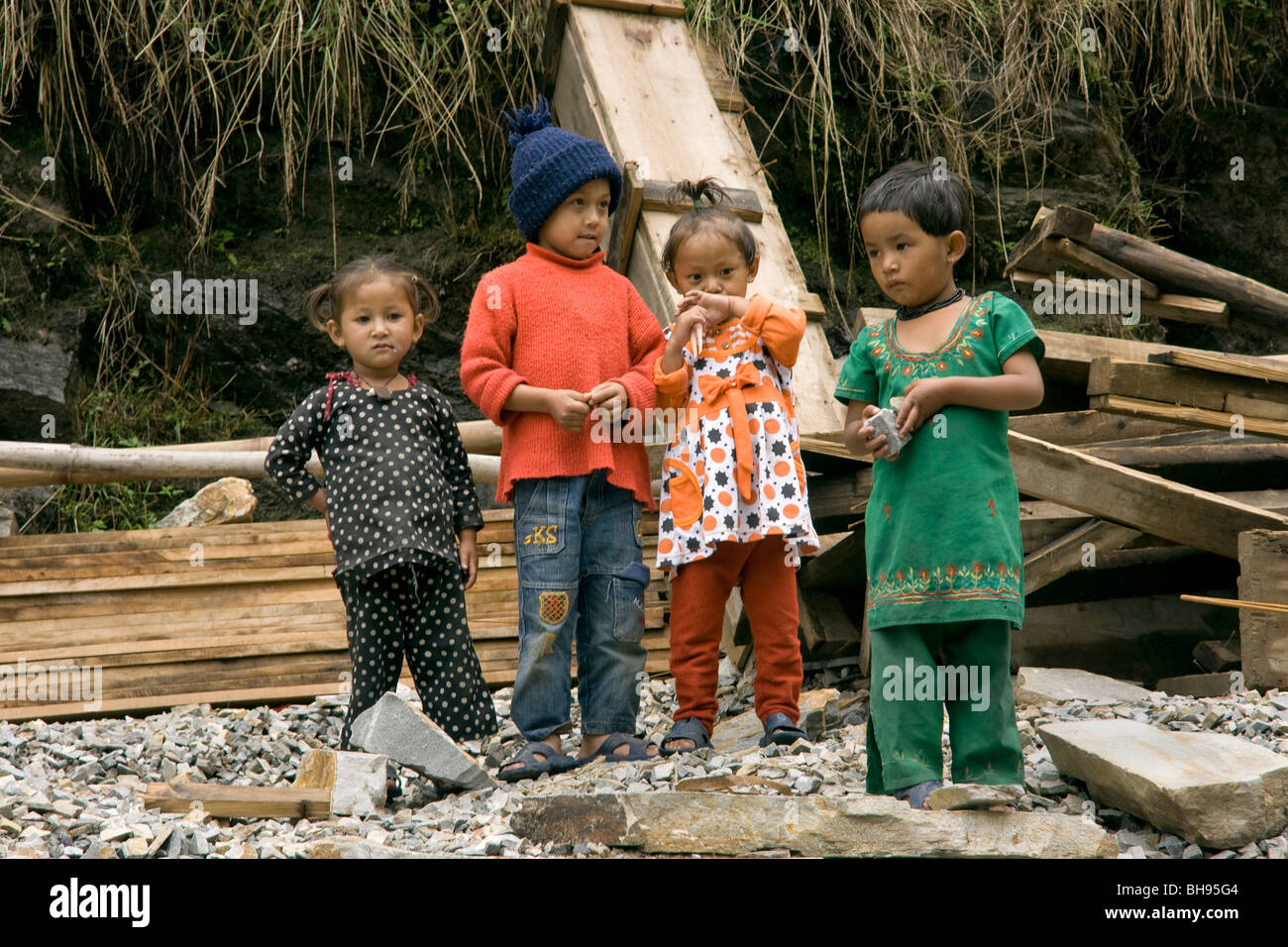 Quattro bambini nepalesi vicino al confine tibetano attraversando la città di zhangmu Foto Stock
