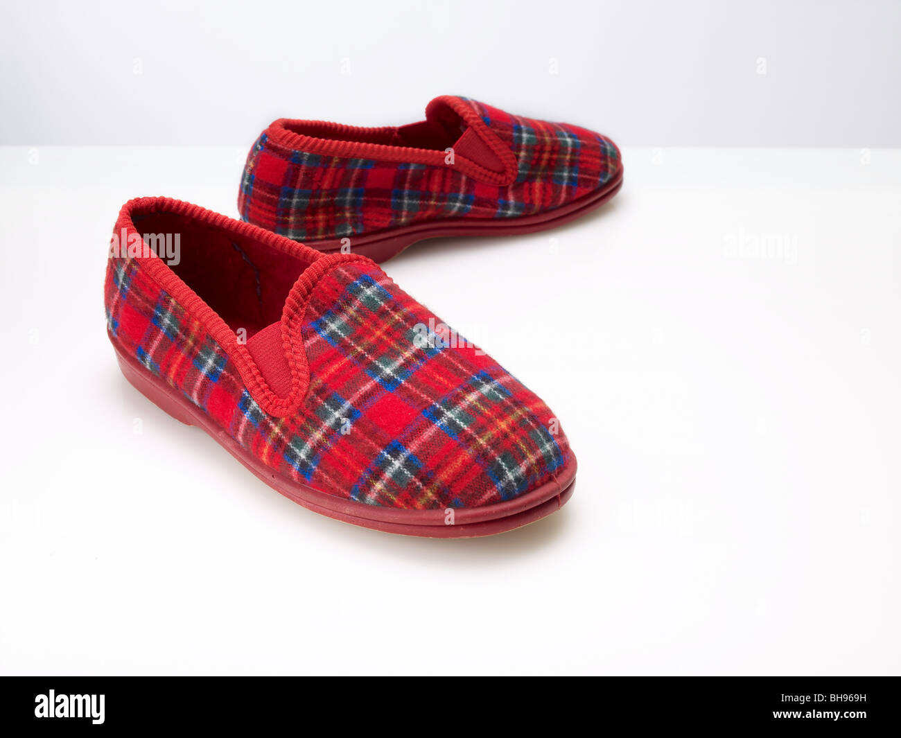 In tartan rosso pantofole accogliente controllare la warm house L Foto Stock