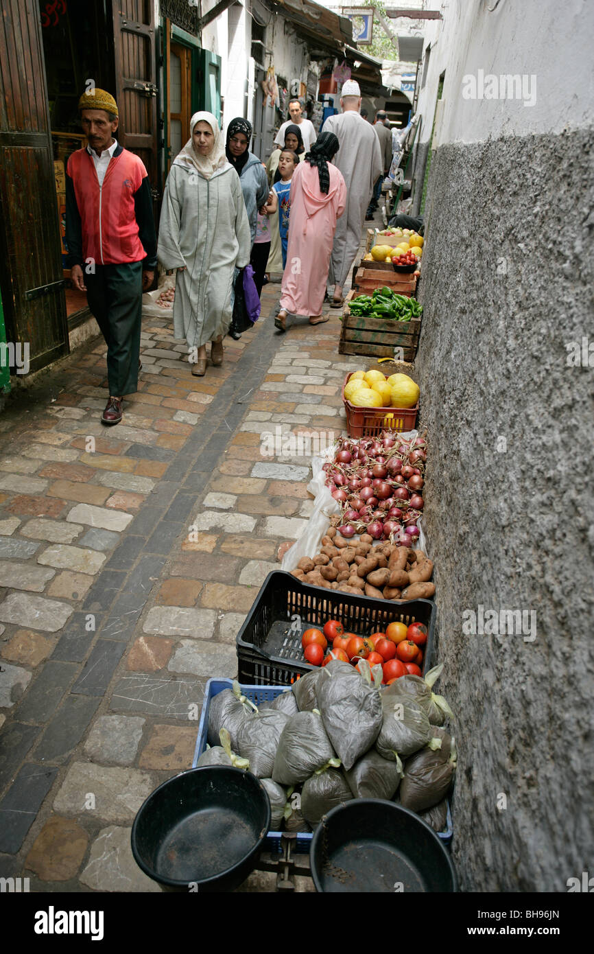 Frutta e verdura in vendita a una pressione di stallo di frutta lungo uno dei tanti vicoli stretti presso la casbah in Tetuon, Marocco Foto Stock