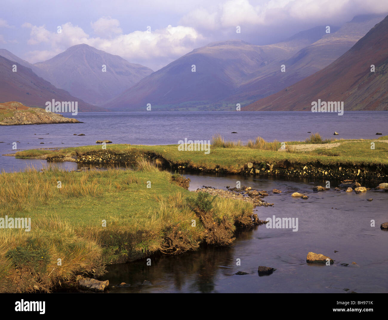 Wastwater con grande timpano Lingmell e montagne del Parco Nazionale del Distretto dei Laghi Cumbria Inghilterra UK Gran Bretagna Foto Stock