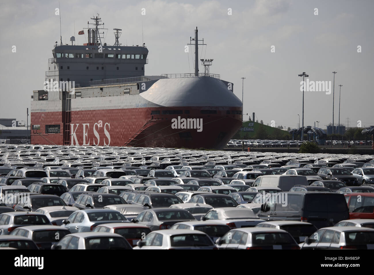 Nave cargo torreggia su centinaia di importazioni di autoveicoli a Grimsby Docks, Lincolnshire, Regno Unito Foto Stock