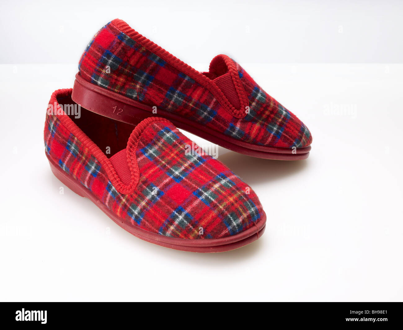 In tartan rosso pantofole accogliente controllare la warm house L Foto Stock