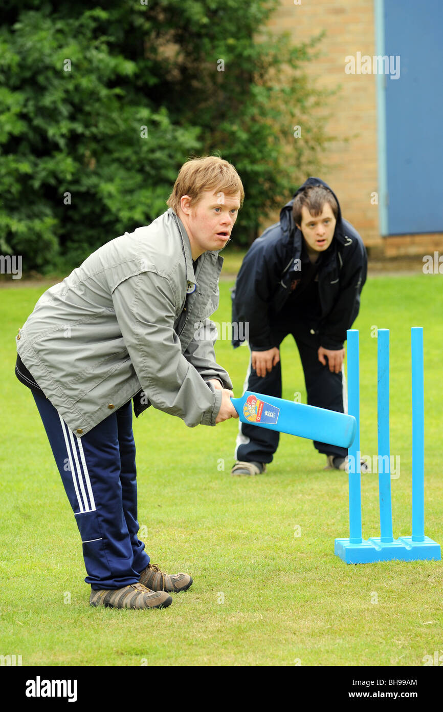 Giovane con difficoltà di apprendimento svolge il cricket, come parte di un Sport possibilità giorno North Yorkshire. Foto Stock