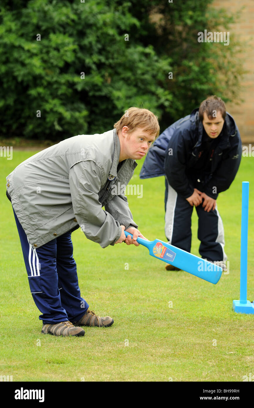 Giovane con difficoltà di apprendimento svolge il cricket, come parte di un Sport possibilità giorno North Yorkshire. Foto Stock