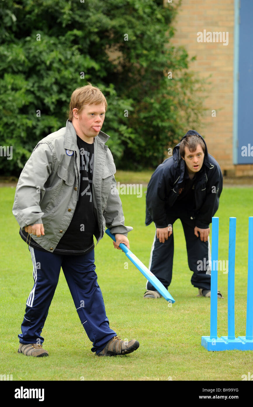 Giovane con difficoltà di apprendimento svolge il cricket, come parte di un Sport possibilità giorno North Yorkshire. Foto Stock