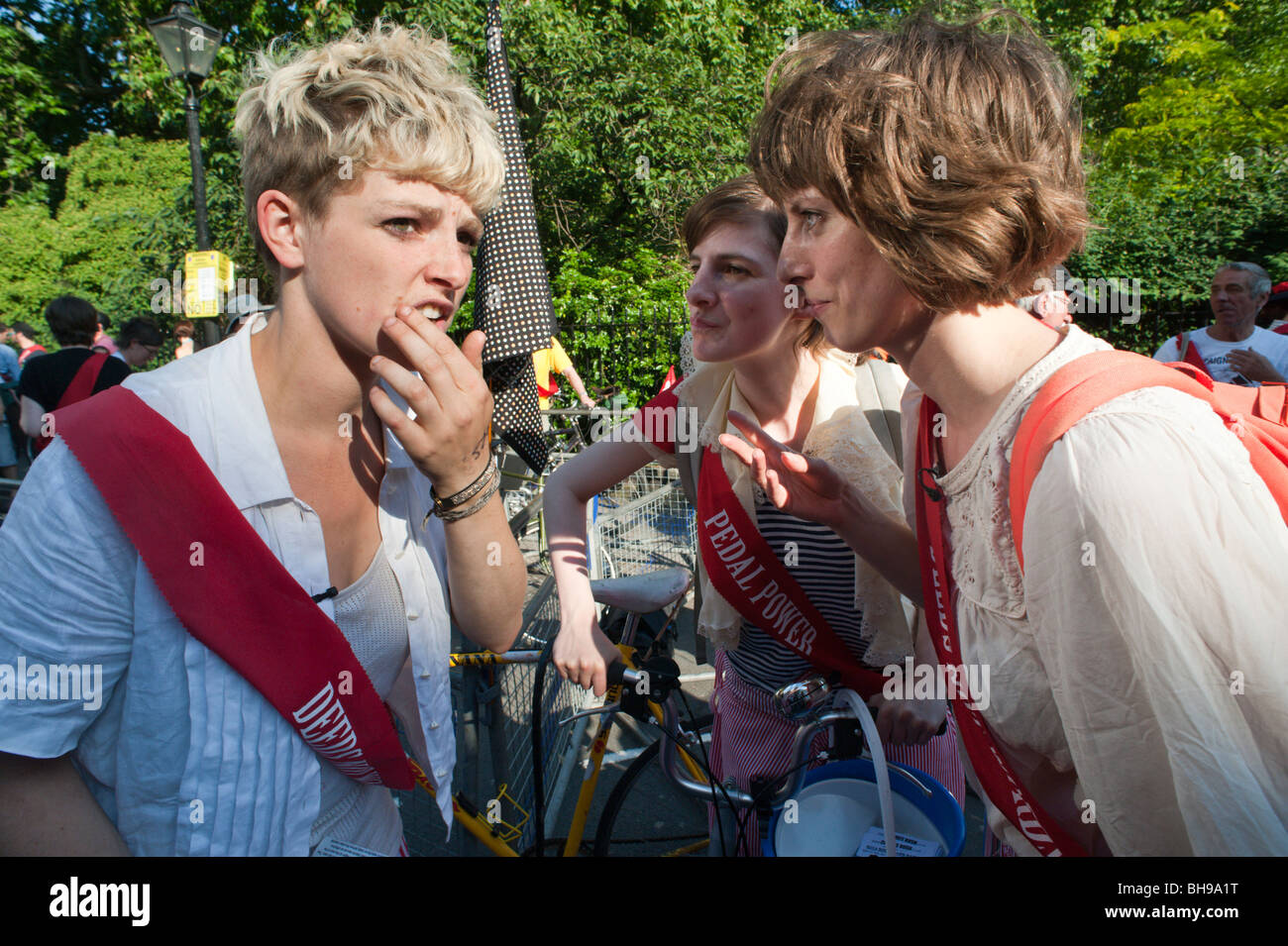 Tamsin Omond e clima Rush 'suffragettes' all'inizio di Westminster il potere di pedale bike Rush contro le centrali a carbone Foto Stock