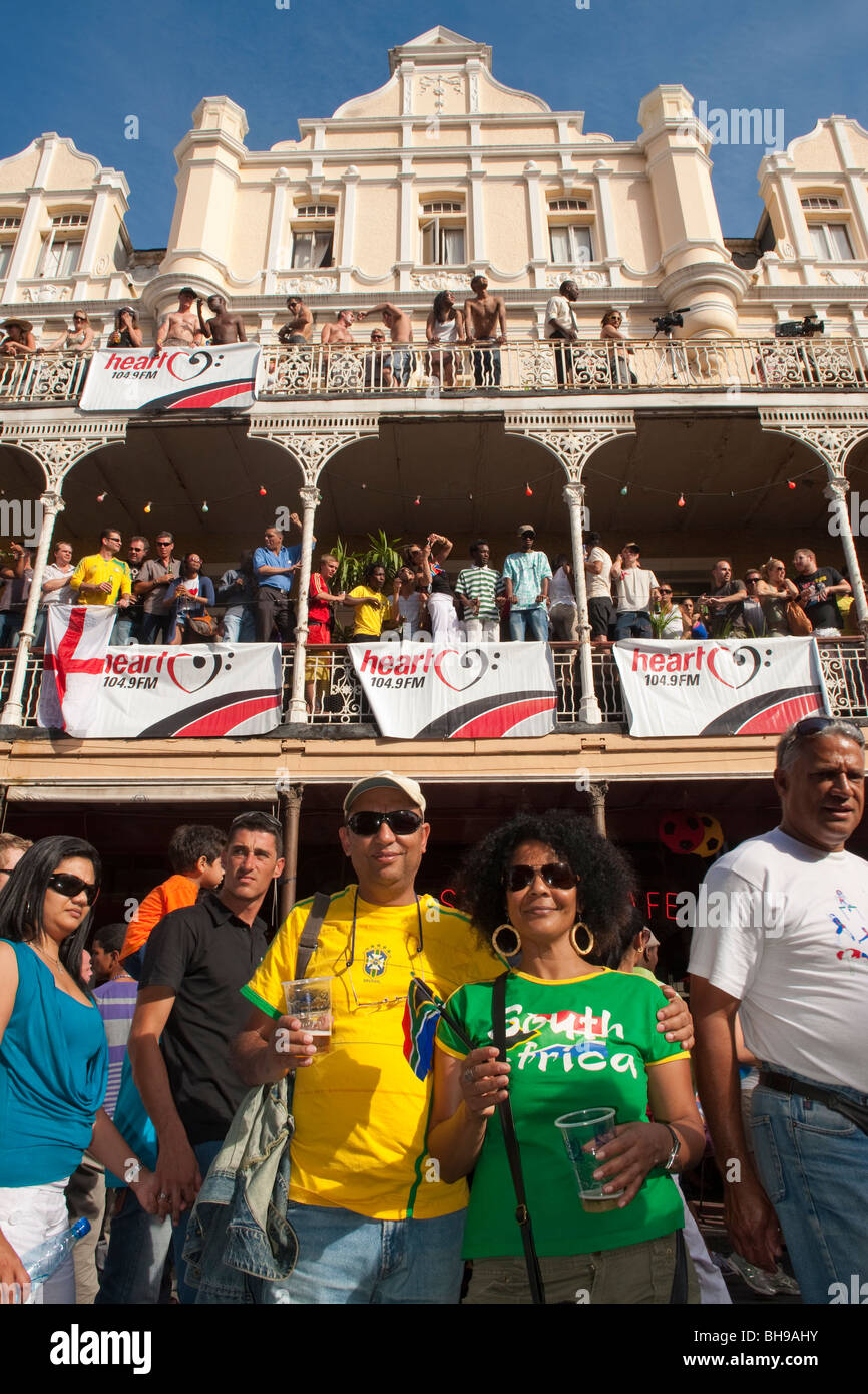 Per gli appassionati di calcio celebrando in FIFA ventilatore miglia in Città del Capo Sud Africa Foto Stock
