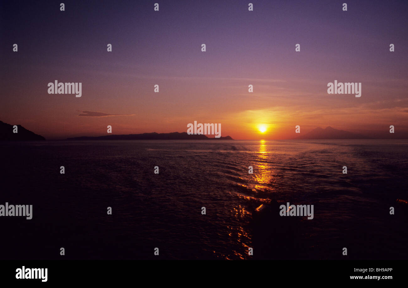 Il tramonto sul mare di Flores, nel Parco Nazionale di Komodo. Presi dalle crociere, Sampi Jumpa Lagi. Foto Stock