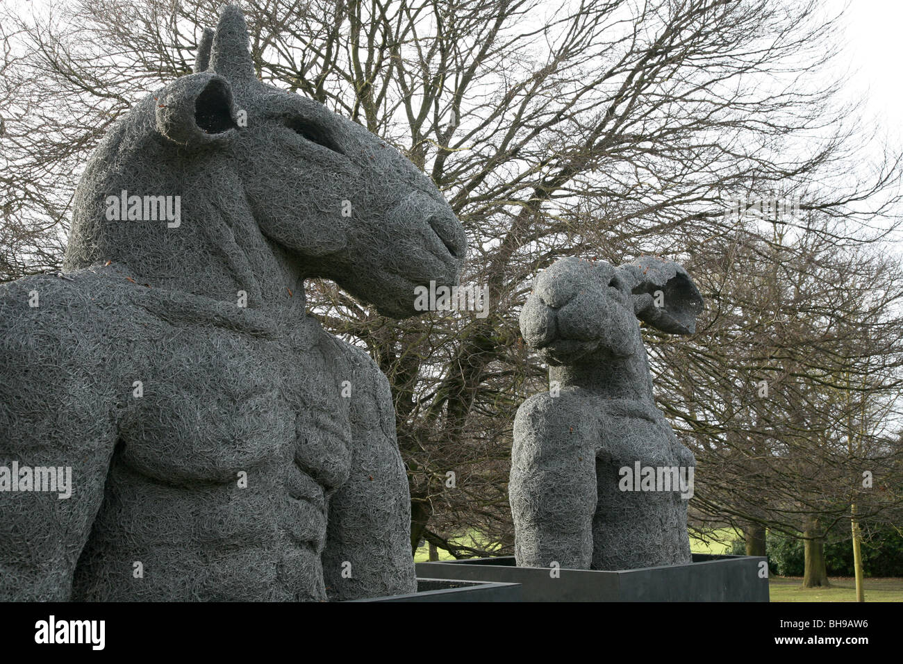 Minotauro e Lady lepre sculture di filo da Sophie Ryder. Foto Stock