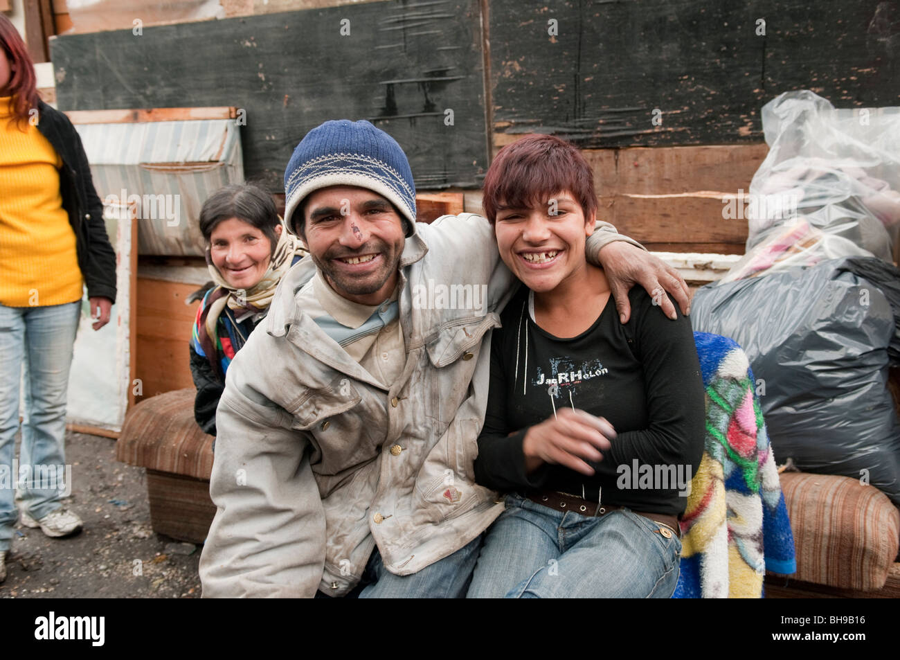 Senzatetto Roma Gypsys al rifugio makehift Ploiesti Romania Europa orientale Foto Stock