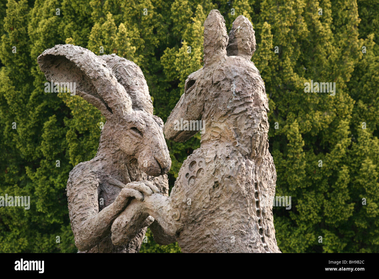 Signora Lepre e fox scultura di Sophie Ryder. Foto Stock