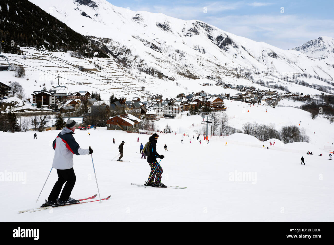 Vista dai pendii sopra il villaggio di St Sorlin d'Arves, Les Sybelles ski area, Maurienne massiccio, Francia Foto Stock