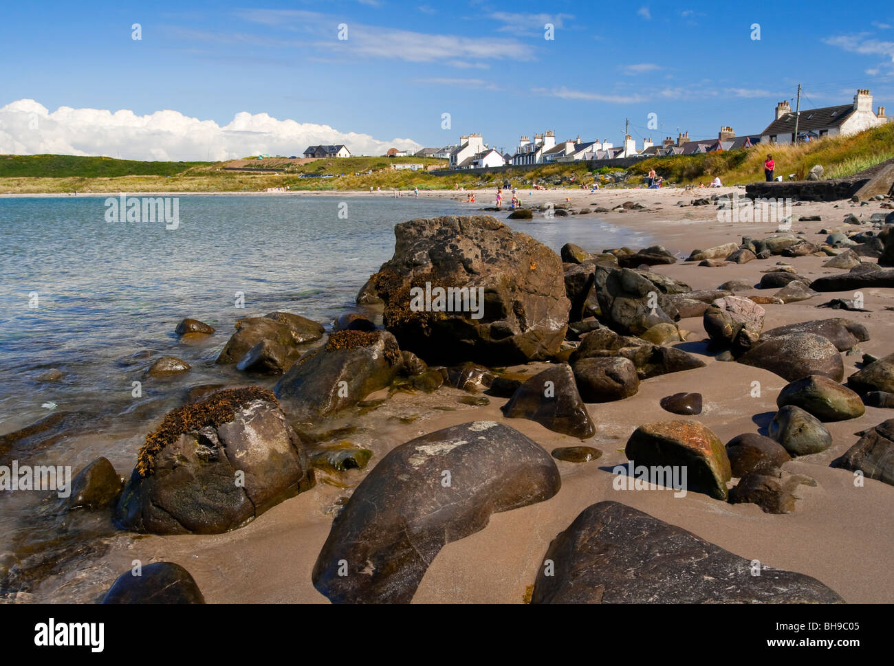 Port Logan in Rhins di Galloway in Dumfries and Galloway nel sud-ovest della Scozia con la spiaggia rocciosa in primo piano Foto Stock