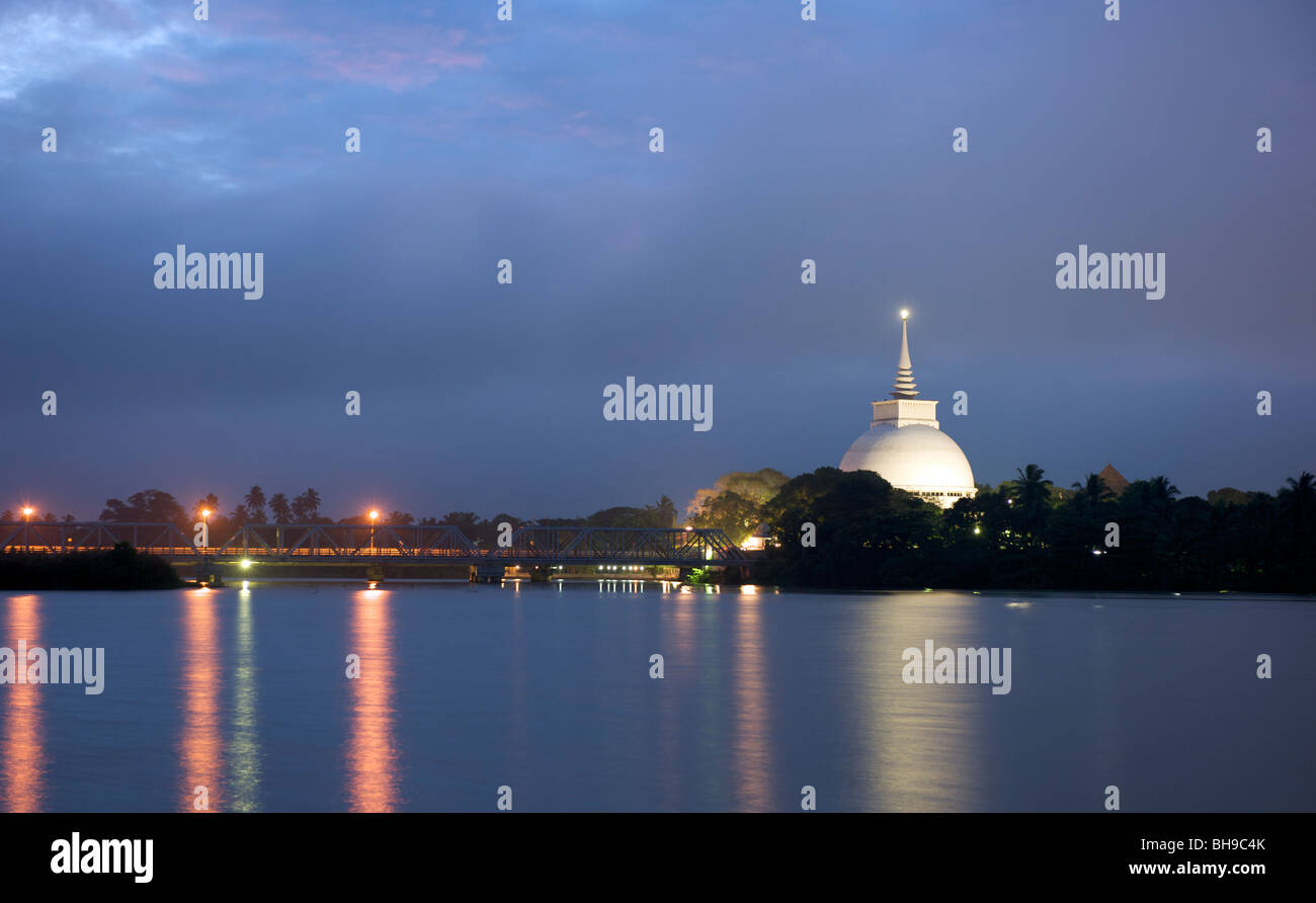 La mattina presto vista di stupa buddisti a Kalutara Sri Lanka Foto Stock