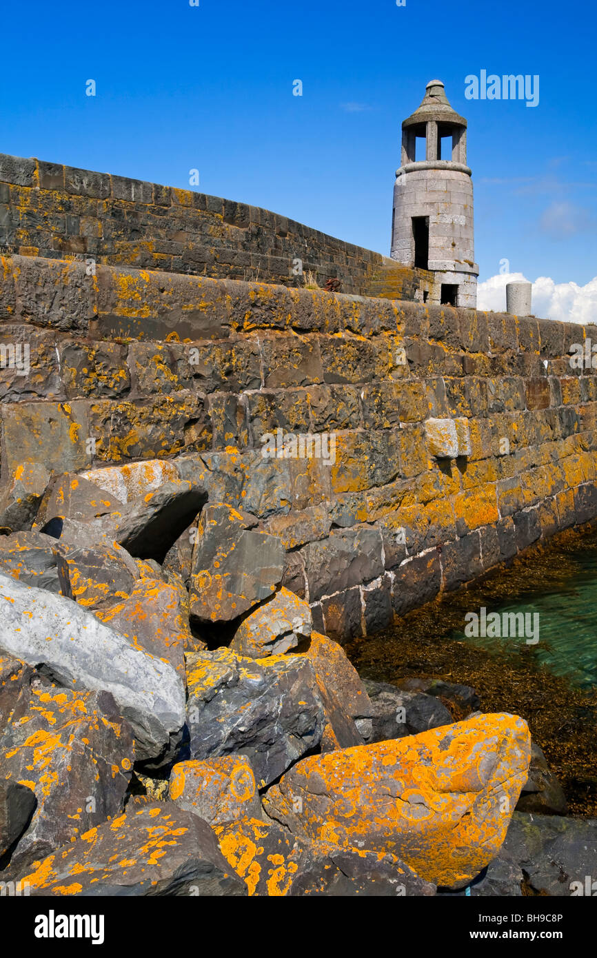 Port Logan in Rhins di Galloway in Dumfries and Galloway nel sud-ovest della Scozia con il granito faro costruito nel 1830 Foto Stock