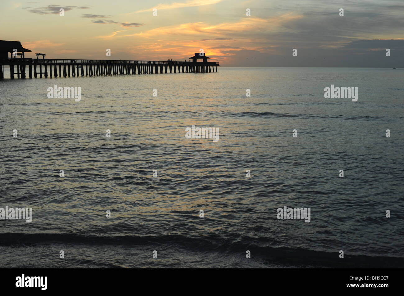 Tramonto sul molo sulla spiaggia di Napoli Napoli Florida USA Foto Stock