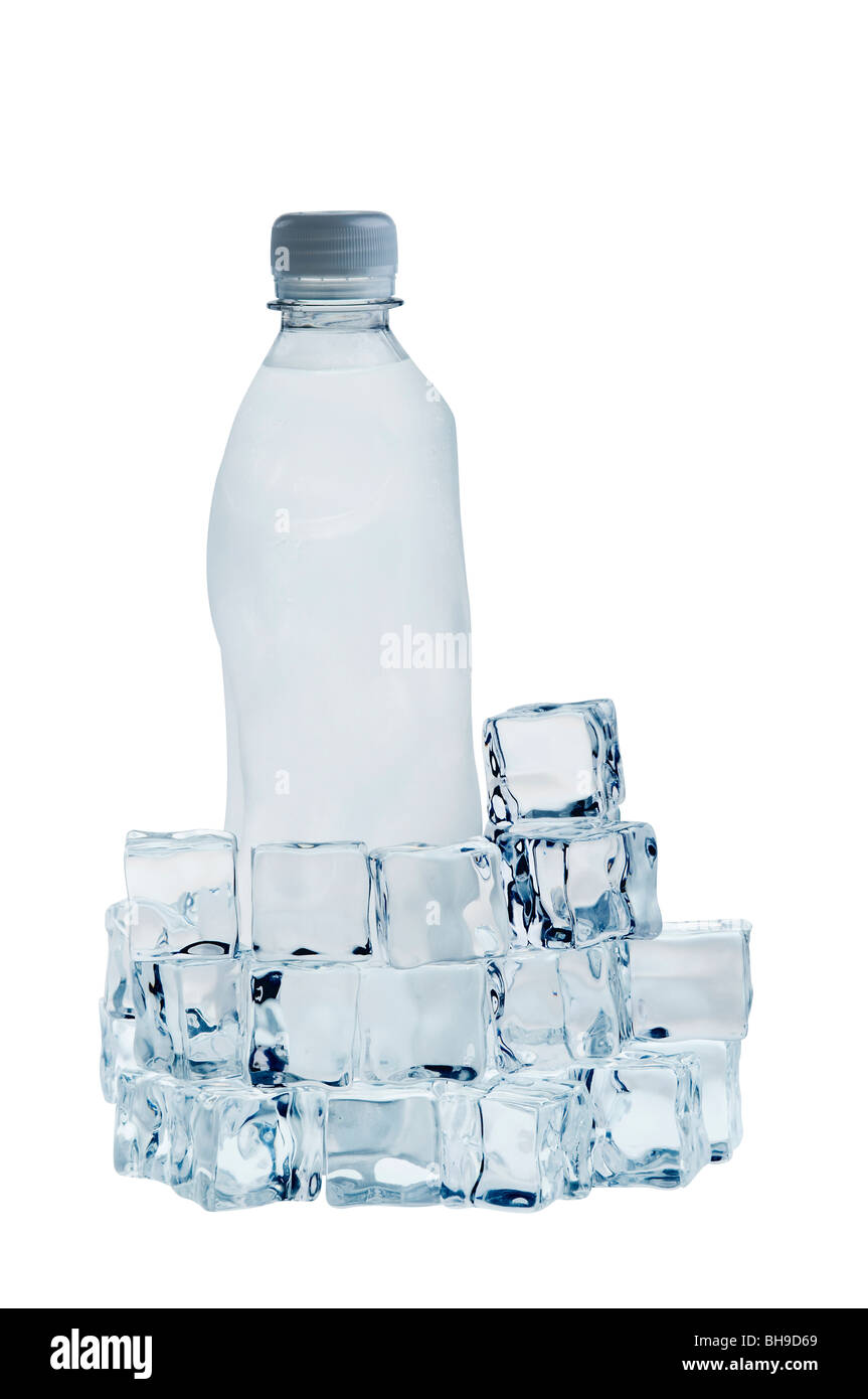 Freddo salutare la bottiglia di acqua minerale con cubetti di ghiaccio Foto Stock