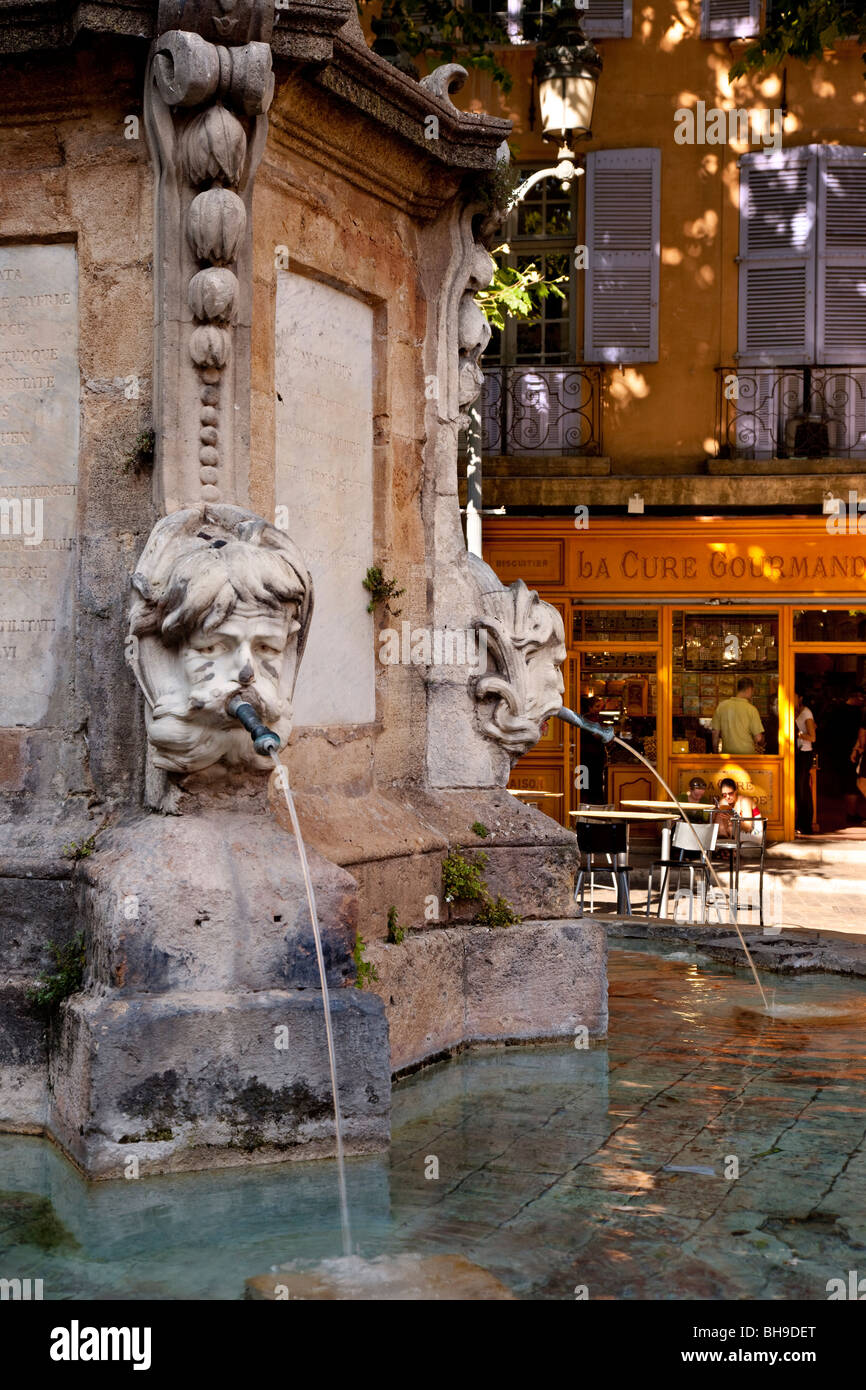 Fontana a Place de l'Hotel de Ville, Aix-en-Provence Francia Foto Stock