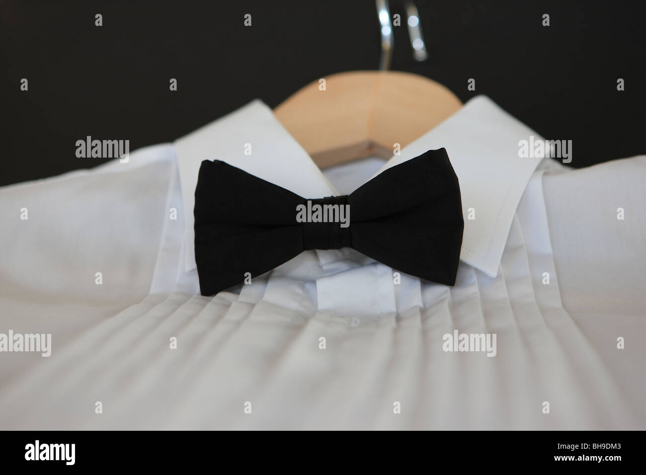 Una camicia bianca e nero farfallino Foto Stock
