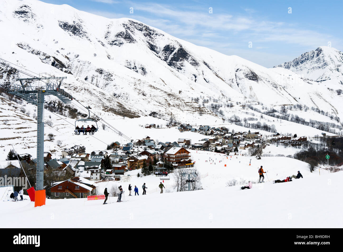 Vista dai pendii sopra il villaggio di St Sorlin d'Arves, Les Sybelles ski area, Maurienne massiccio, Francia Foto Stock