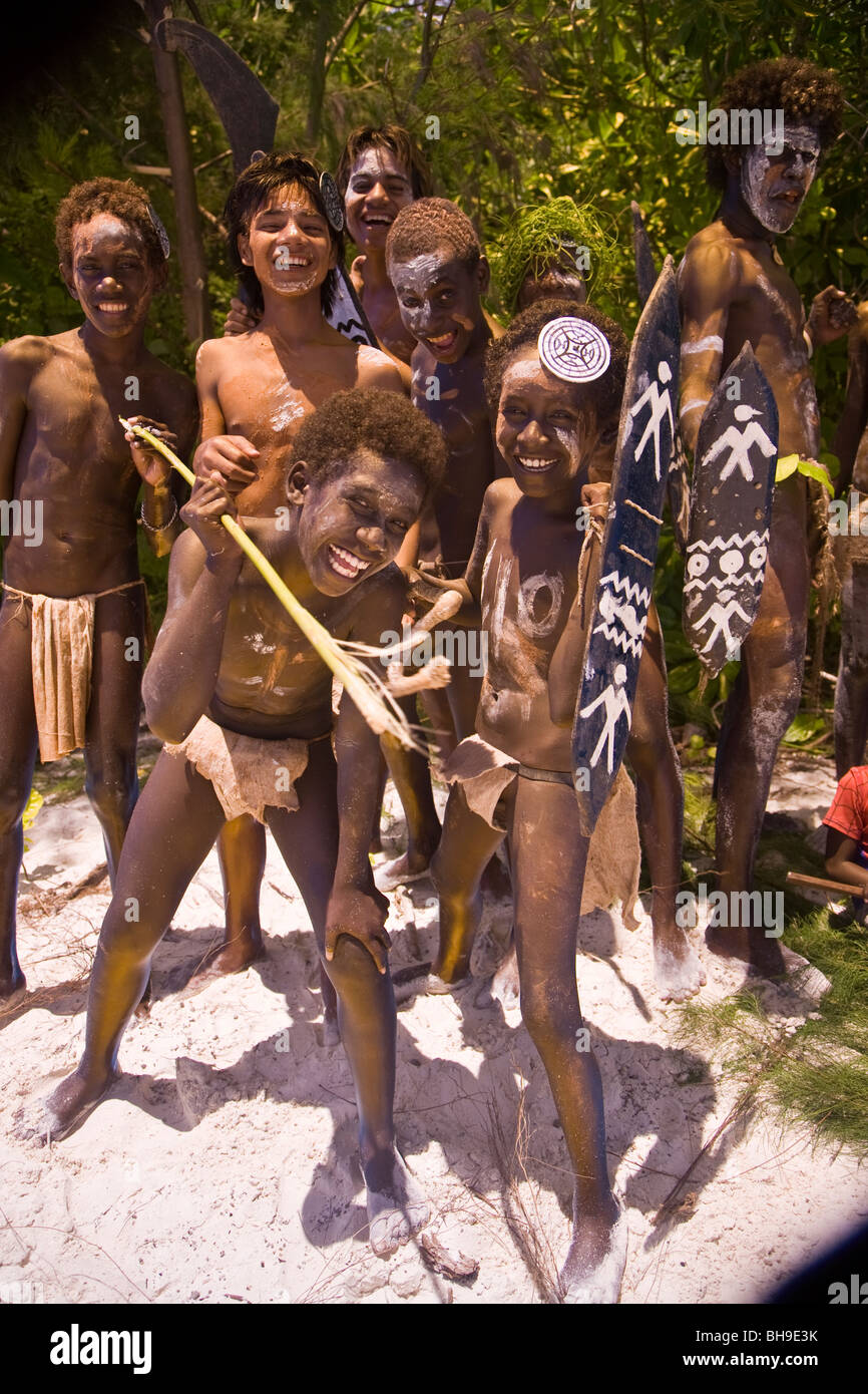 Questo gruppo di isolani Ghizo eseguite simulazioni di razzie e numeri di danza per intrattenere i turisti Kennedy Island Isole Salomone Foto Stock
