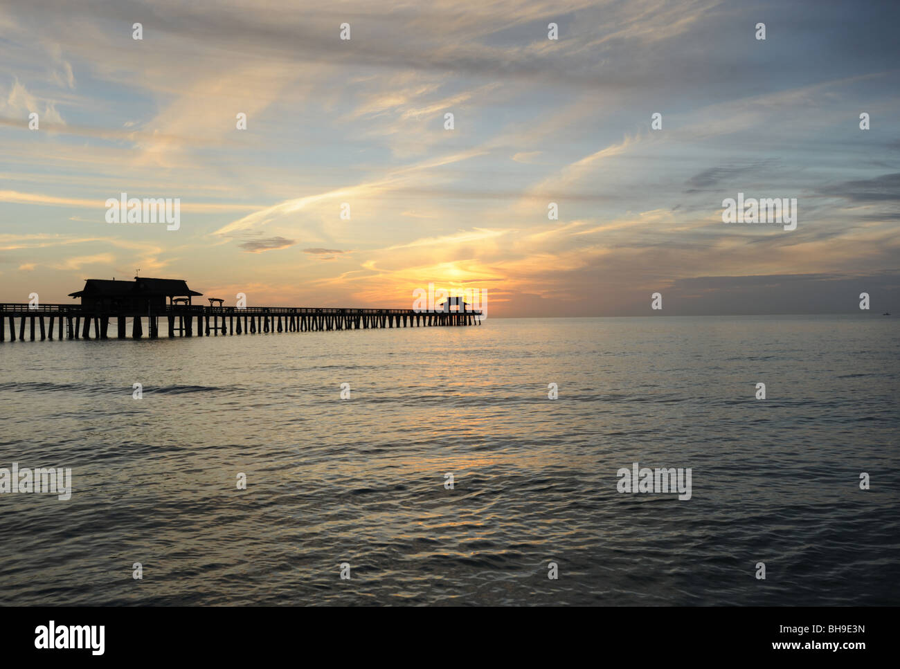 Tramonto sul molo sulla spiaggia di Napoli Napoli Florida USA Foto Stock