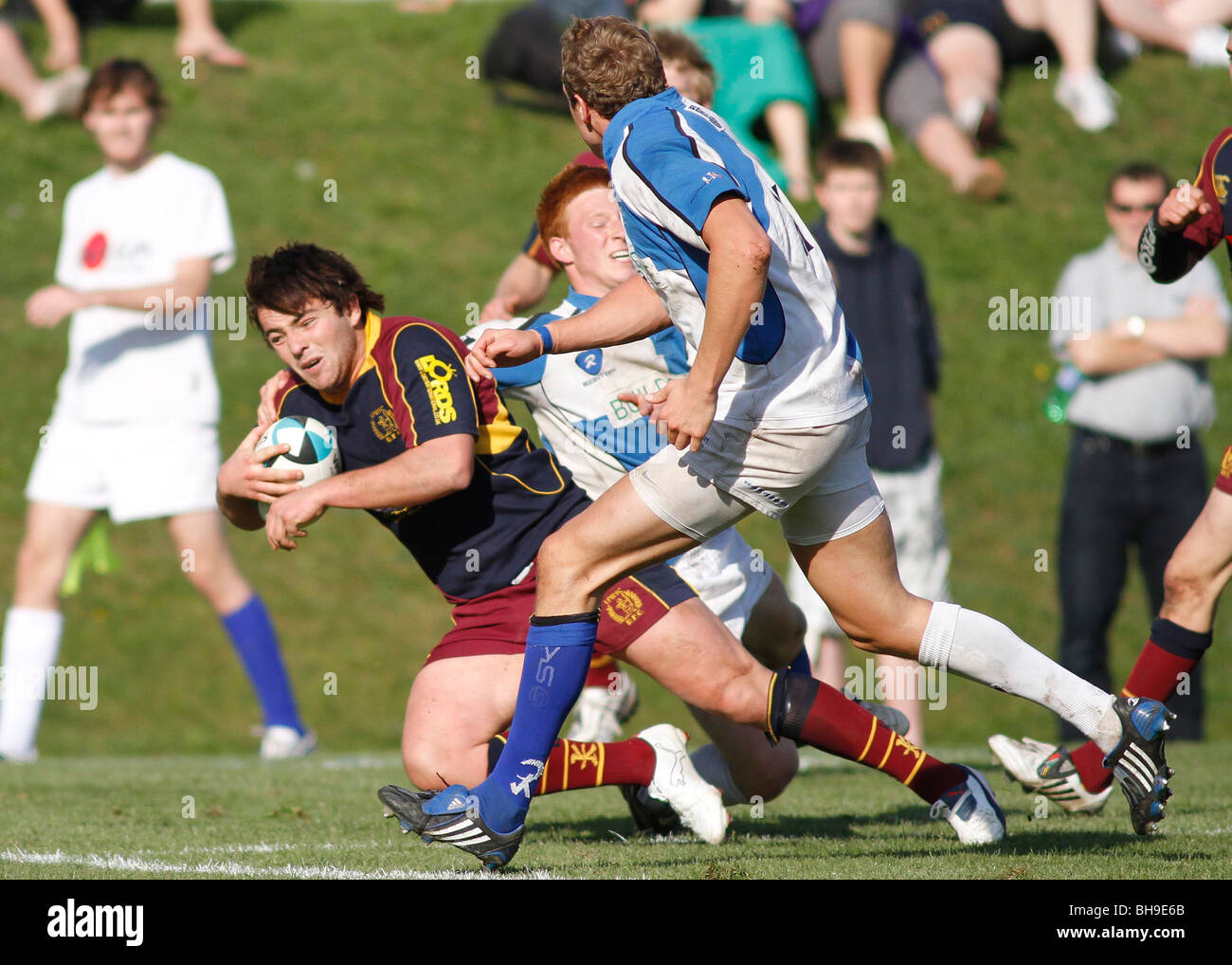 Un giocatore di rugby immersioni oltre al cliente una prova per la sua squadra. Foto Stock
