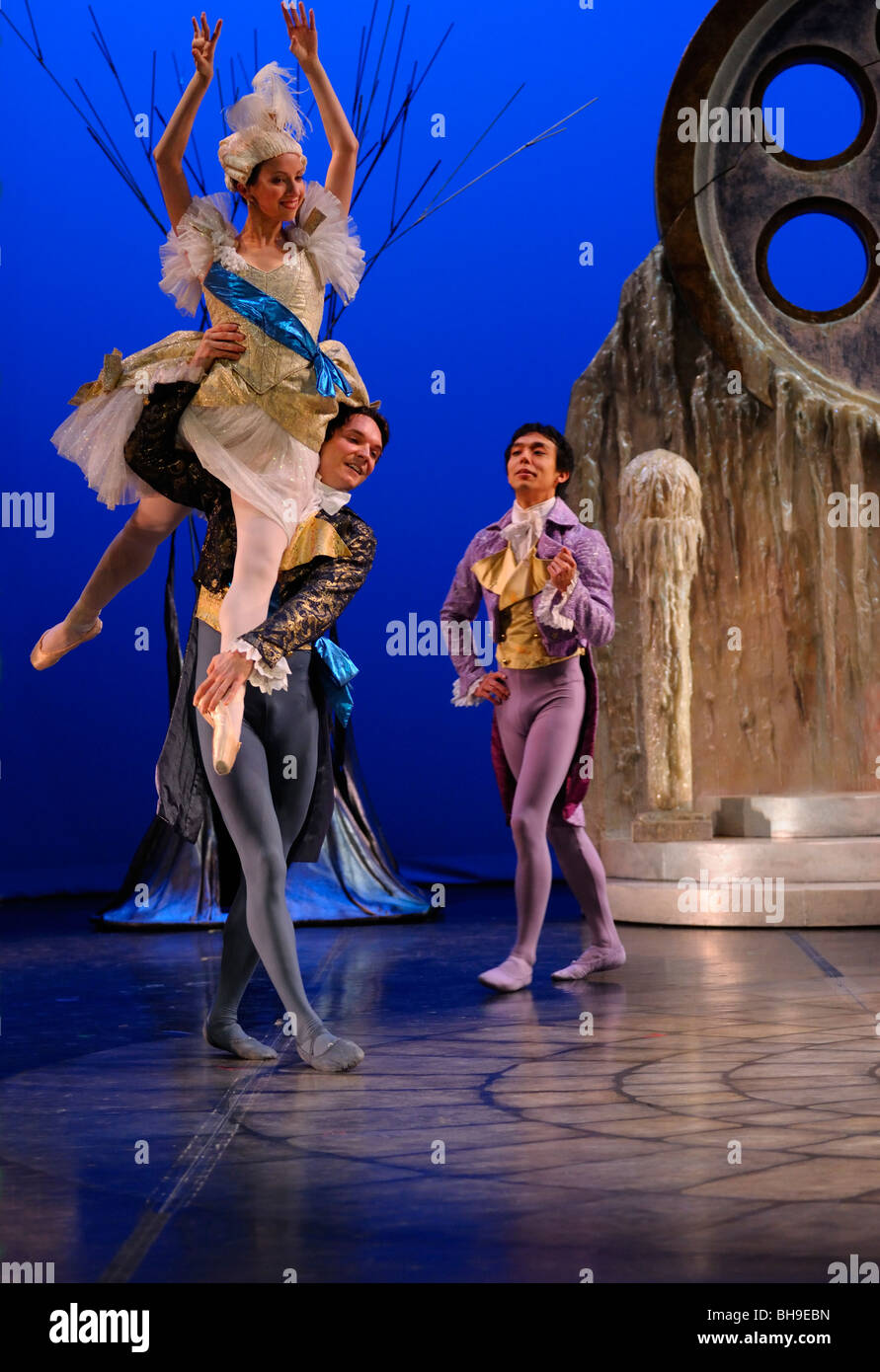 Uomo in taglio di danza al Prince Charming palla in Ballet Jorgen produzione di Cenerentola di Toronto Foto Stock