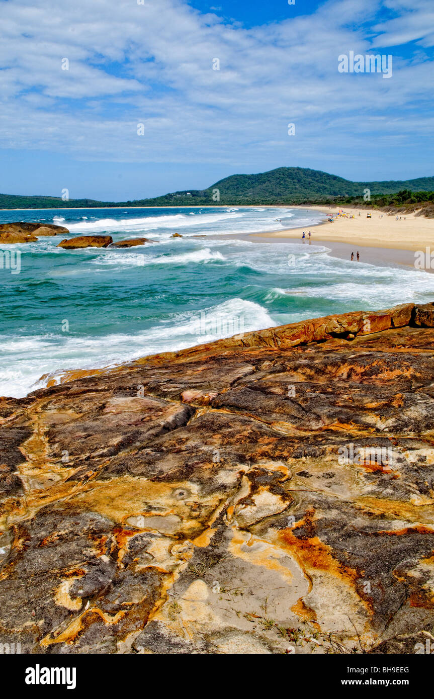 SOUTH WEST ROCKS, New South Wales, Australia - Trial Bay Beach si estende lungo la costa di South West Rocks, con le sue sabbie dorate e le sue acque cristalline. La spiaggia, conosciuta per il suo significato storico e la sua bellezza naturale, offre vedute delle vicine rovine della prigione di Trial Bay. Foto Stock