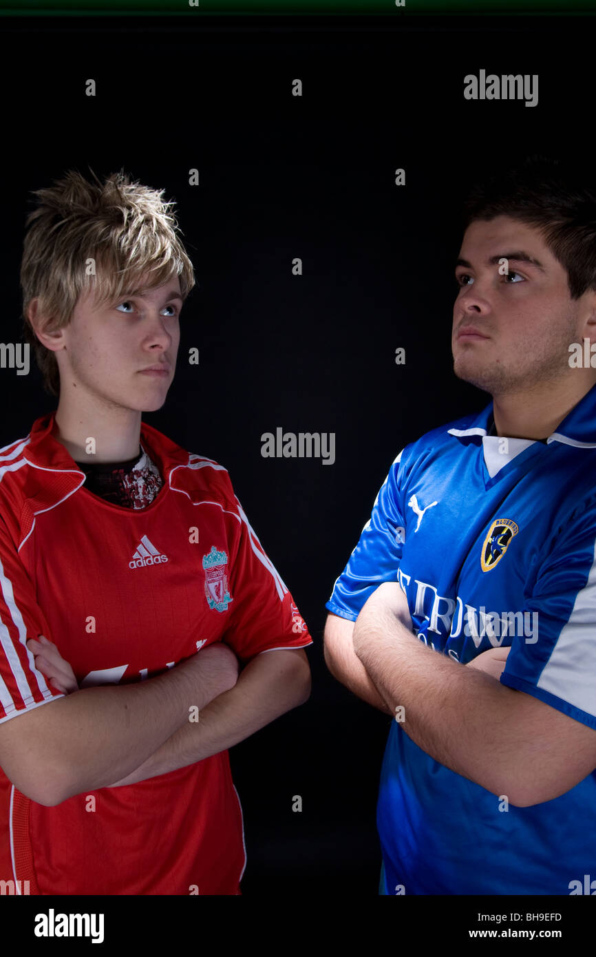 Gli uomini indossano Cardiff City e il Liverpool Football Club shirts face off. Foto Stock
