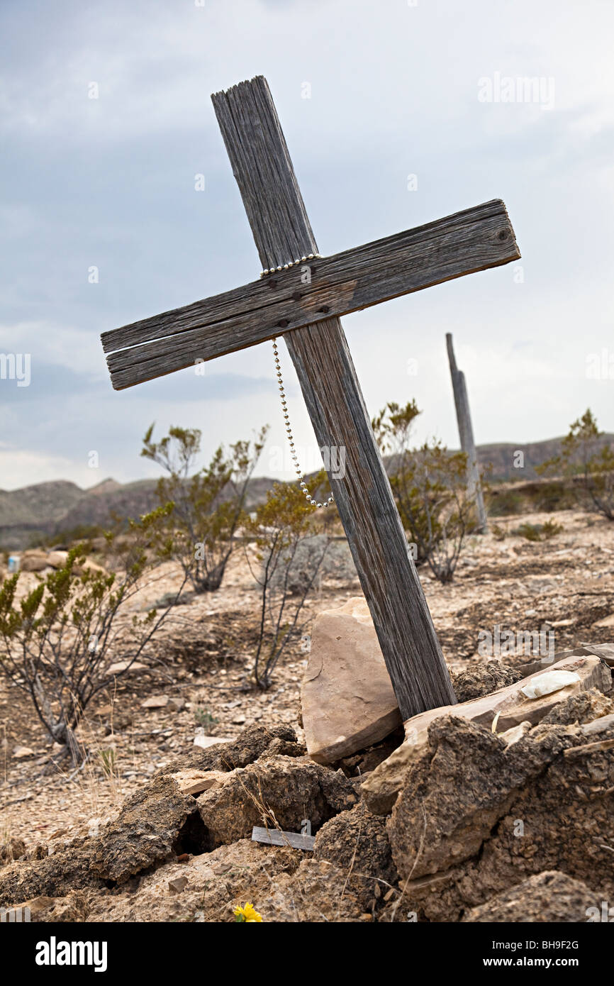 Croce di legno su minatore della tomba cimitero Terlingua Texas USA Foto Stock