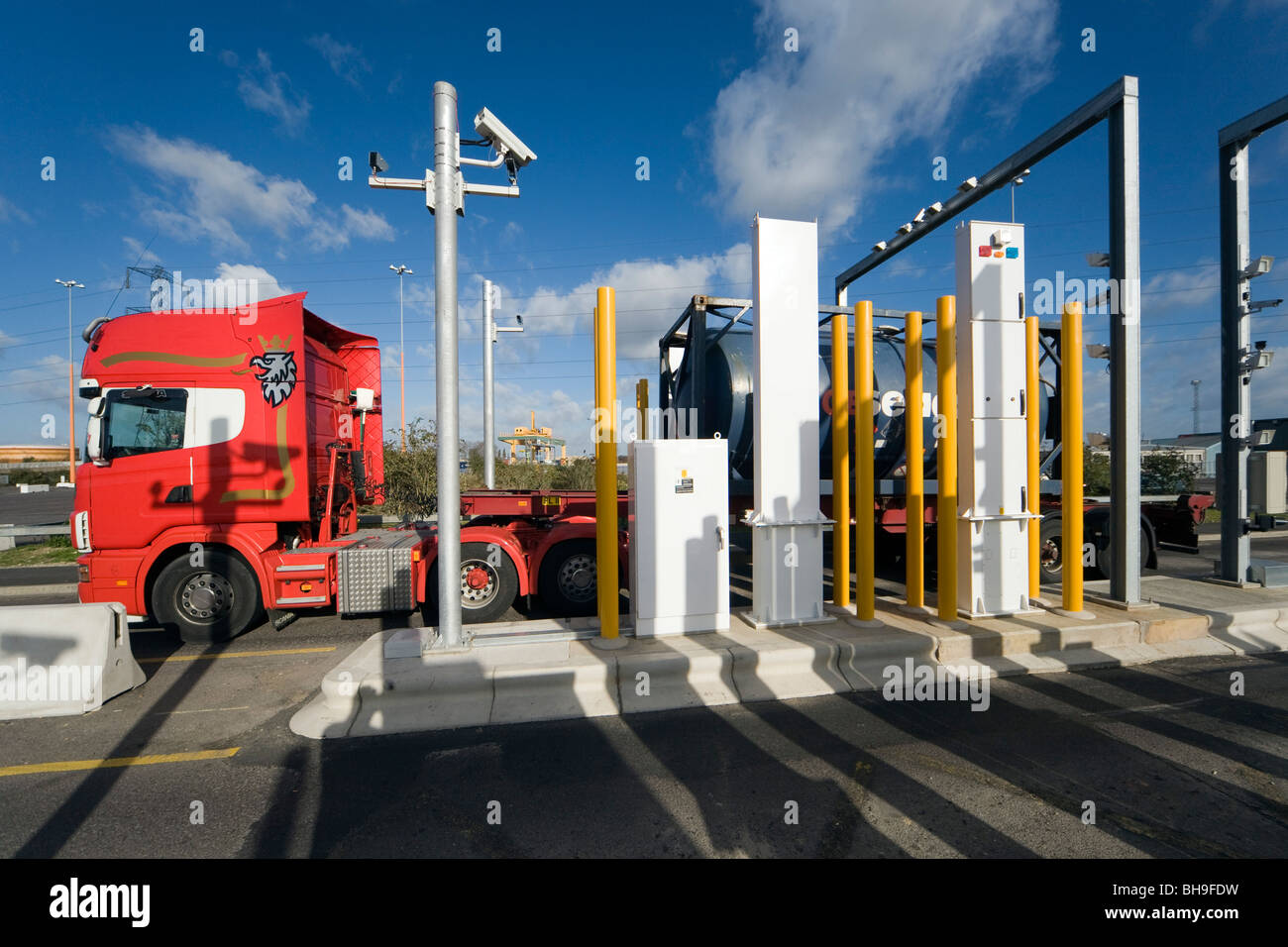 Contenitore di sicurezza porta. Questo drive-through X-ray scanner a Southampton Container Terminal Foto Stock