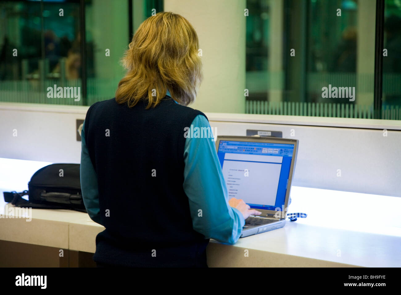 Passeggero utilizzando la connessione internet wifi servizio alla stazione internazionale. Londra. Regno Unito. Foto Stock