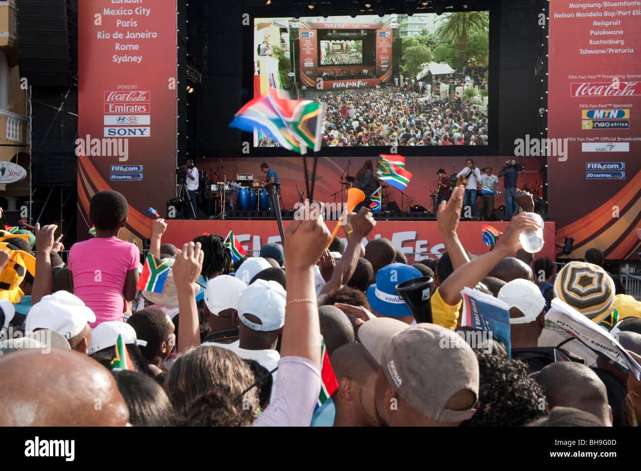 La visualizzazione pubblica per gli appassionati di calcio su FIFA ventilatore miglia in Città del Capo Sud Africa Foto Stock