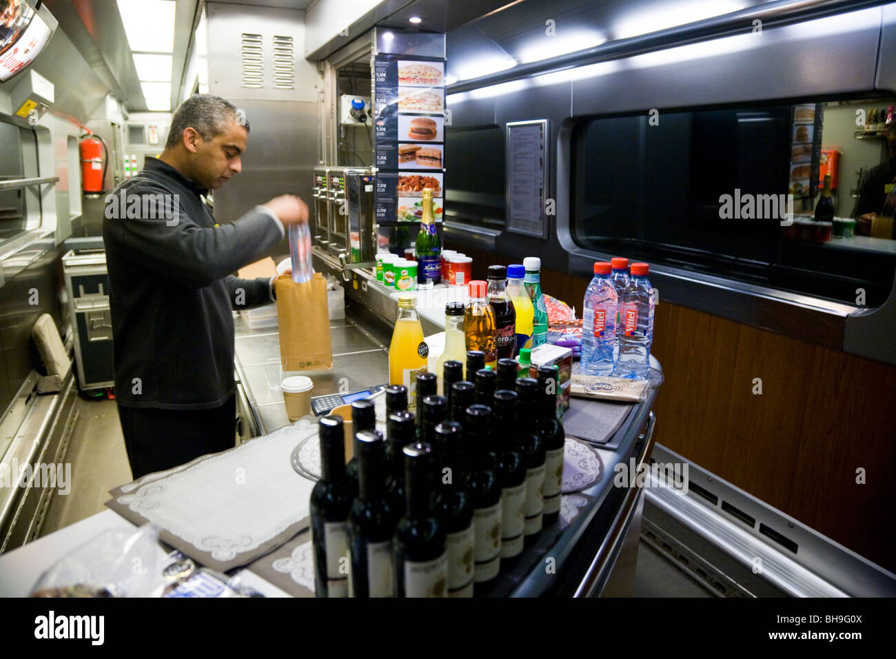 Visualizzazione di bere / le bottiglie di vino nel buffet carrello al treno Eurostar per Parigi, Francia. Foto Stock