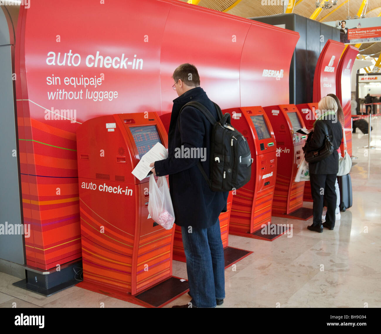 Self check in, Iberia, livello partenze, terminale 4, aeroporto Barajas di Madrid, Spagna Foto Stock