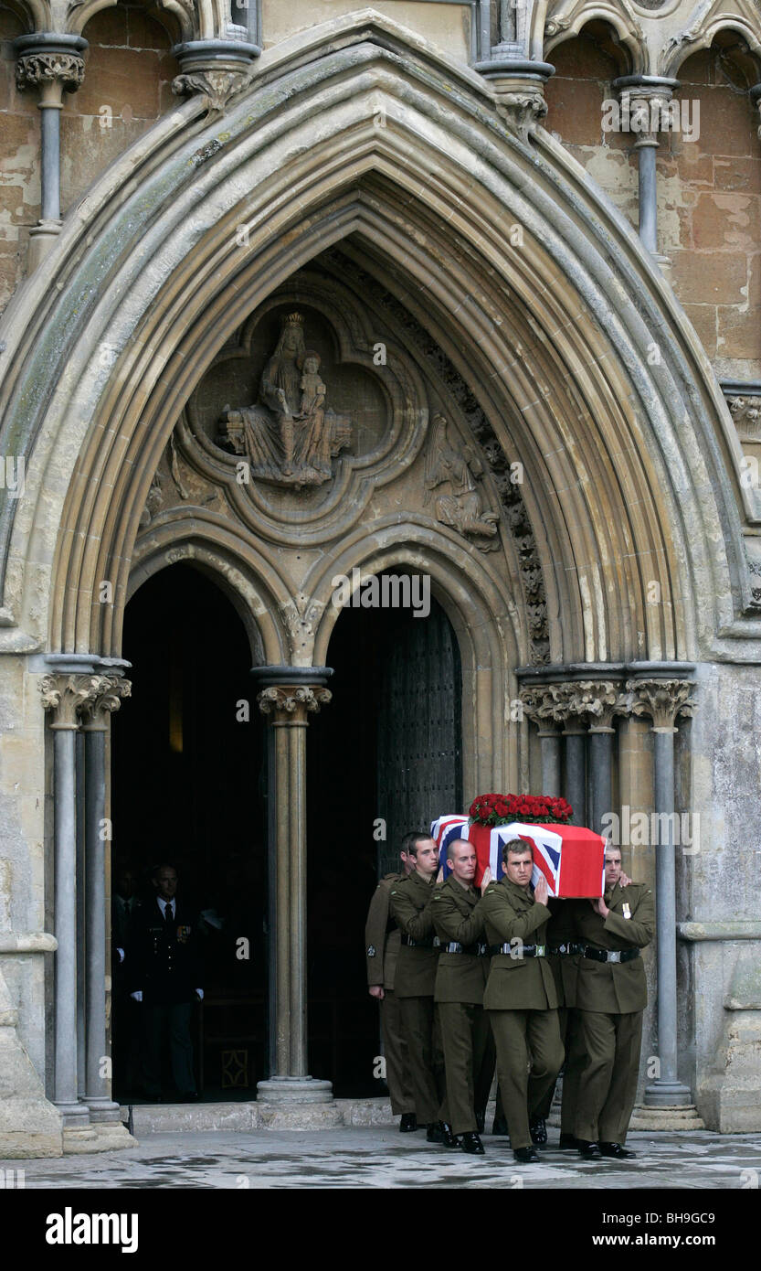 Pallbearers portano la bara del veterano di guerra di Harry Patch, che sono morti di età compresa tra i 111 il 25 luglio 2009. Foto Stock