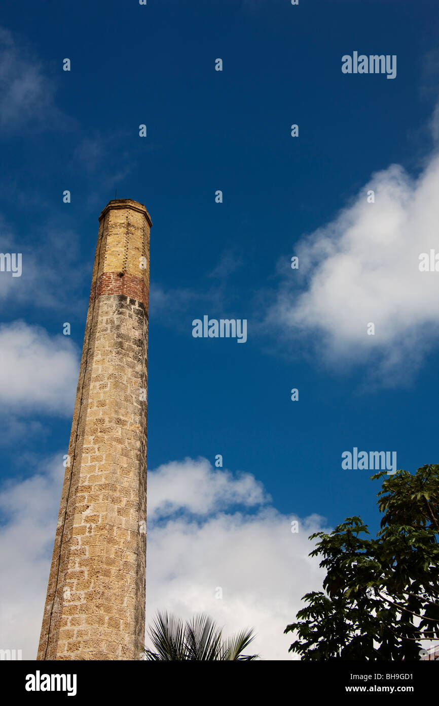 Una ciminiera in mattoni presso la distilleria di rum a St Nicholas Abbey sull'isola caraibica di Barbados Foto Stock