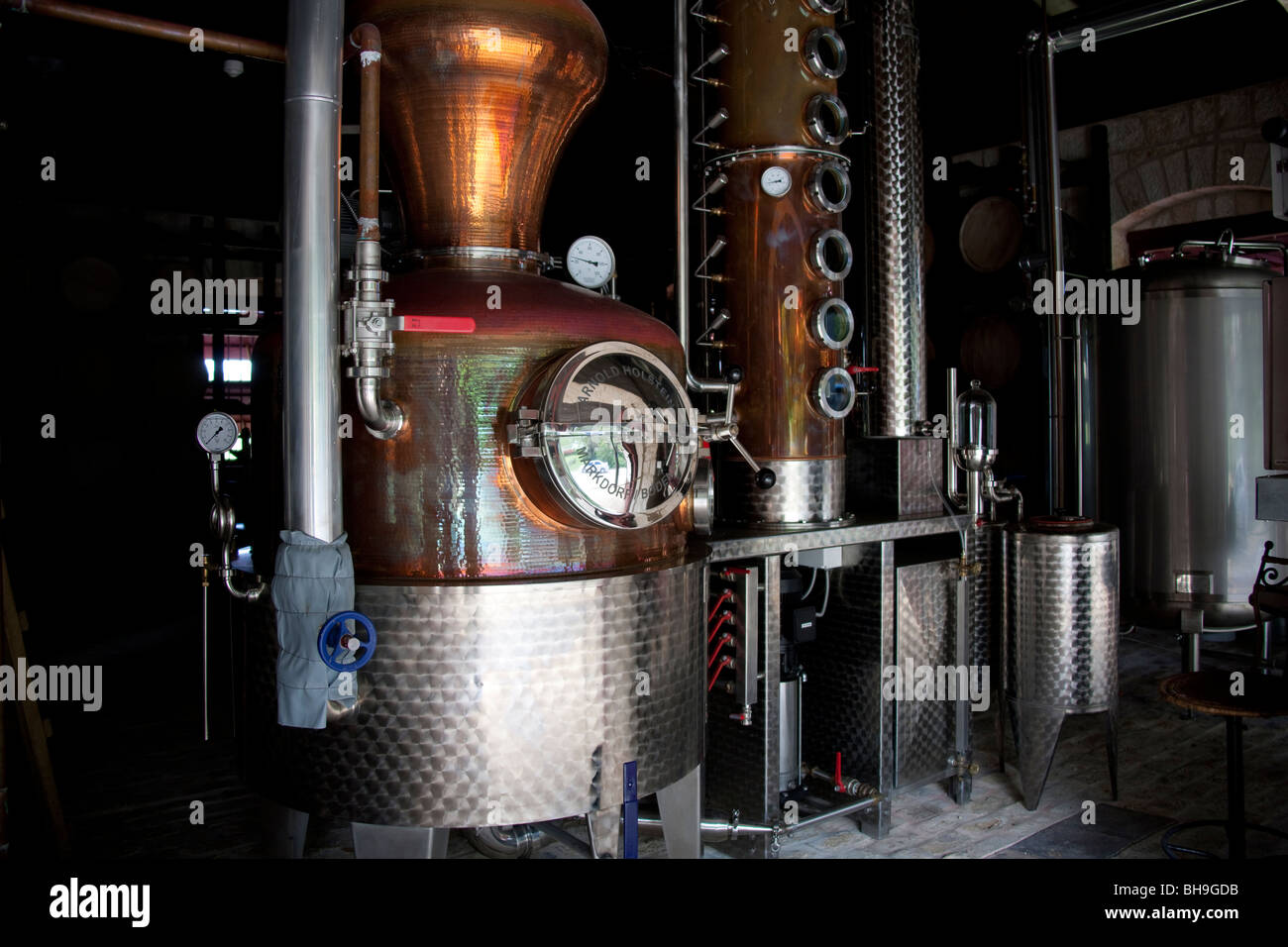 Un gruppo di lavoro alimentato a vapore una distilleria di rum a St Nicholas Abbey sull'isola caraibica di Barbados Foto Stock