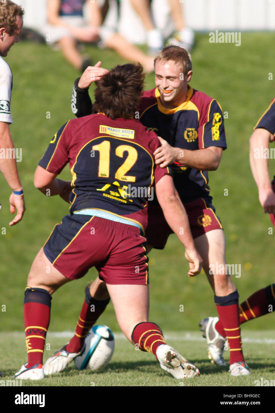 Giocatori di Rugby celebrano il loro punteggio di squadra una prova. Foto Stock
