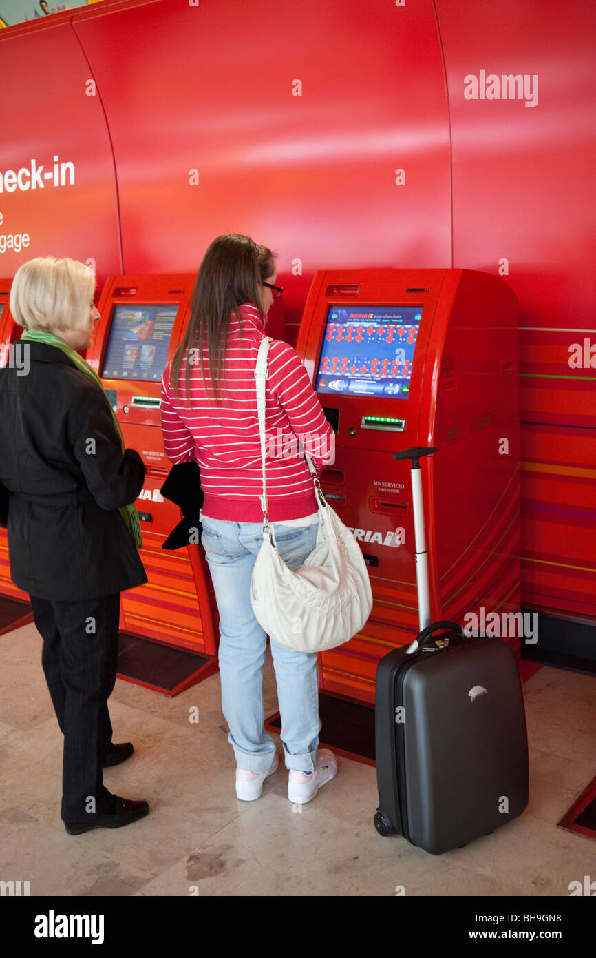 Self check in, Iberia, livello partenze, terminale 4, aeroporto Barajas di Madrid, Spagna Foto Stock