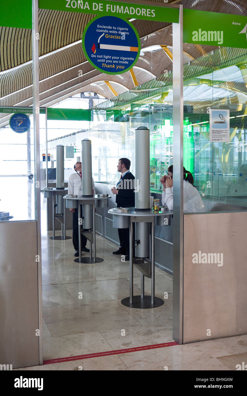 I fumatori a zona fumatori, terminale 4, aeroporto Barajas di Madrid, Spagna Foto Stock