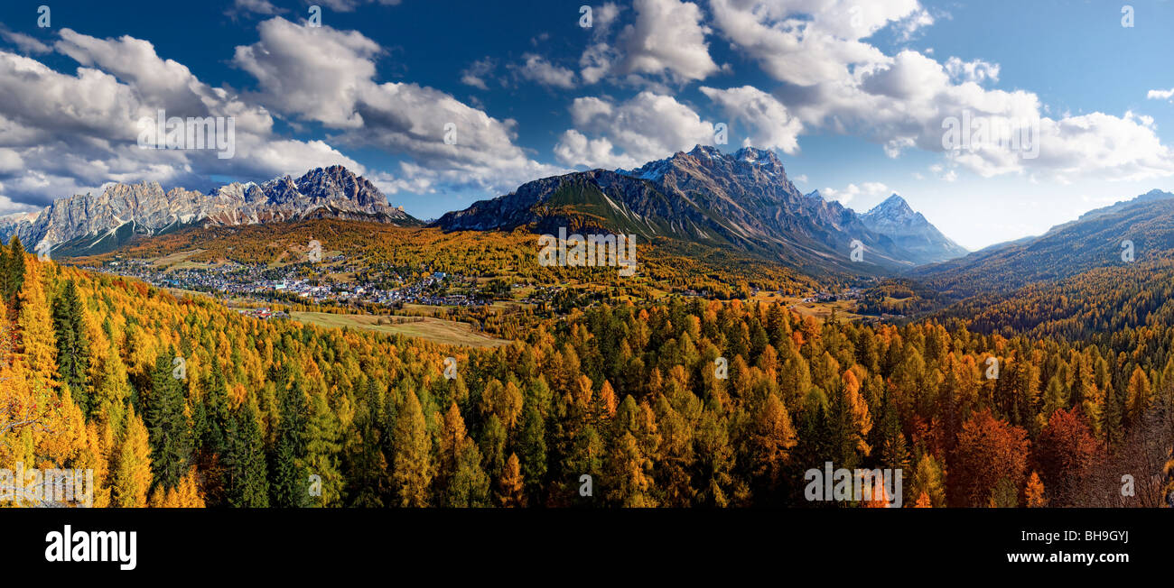 Vista panoramica di Cortina d'Ampezzo village sotto Marmarole e cristallo Montagne, Vista dal Passo Falzarego Foto Stock
