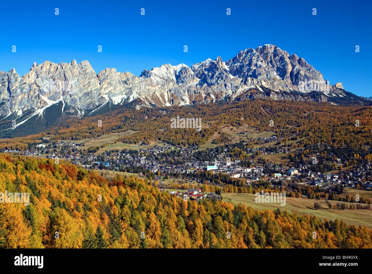 Cortina d'Ampezzo village sotto Marmarole e cristallo Montagne, Vista dal Passo Falzarego Foto Stock
