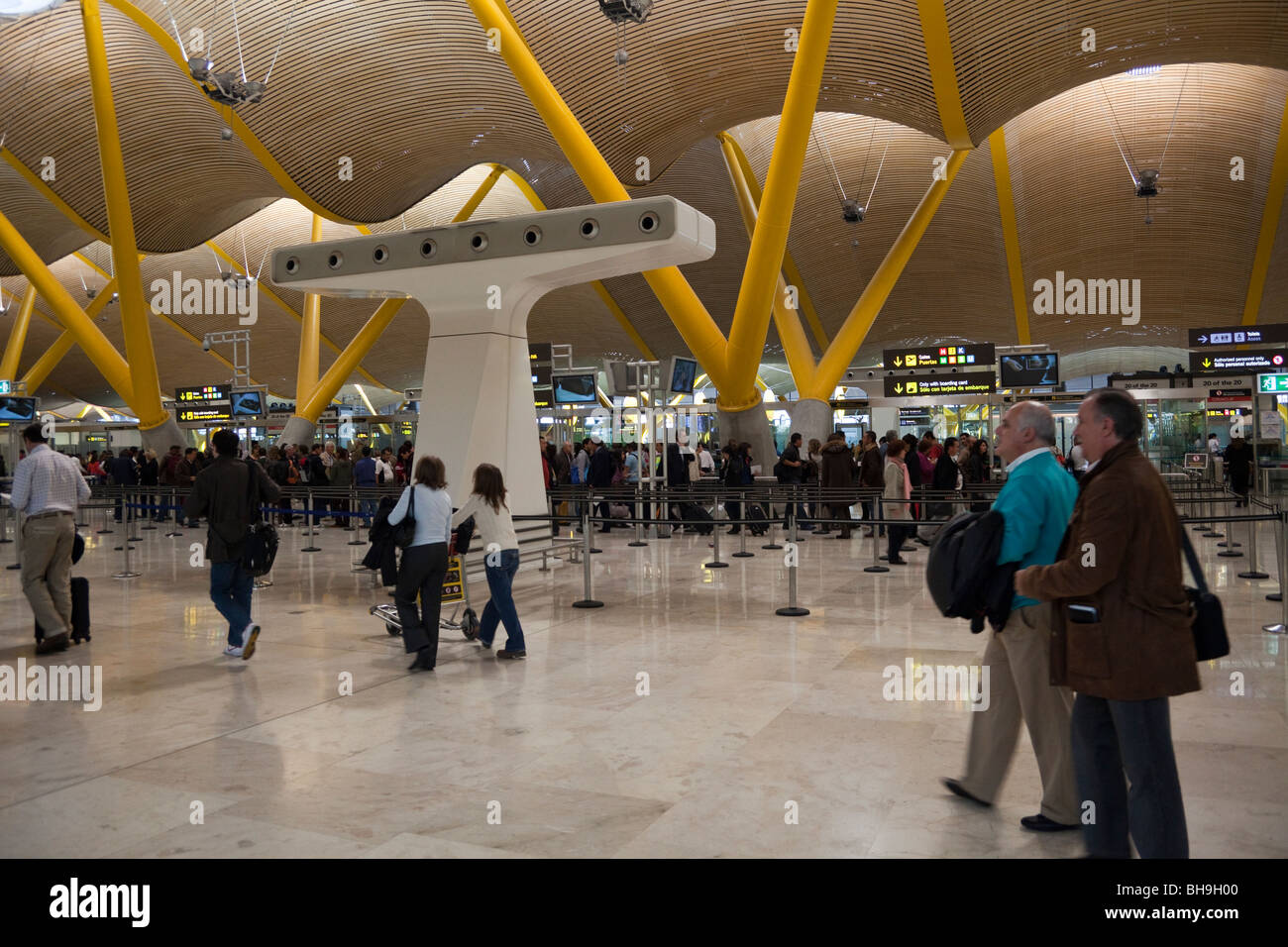 I passeggeri sul piazzale prima di sicurezza, livello di partenza, terminale 4, aeroporto Barajas di Madrid, Spagna Foto Stock