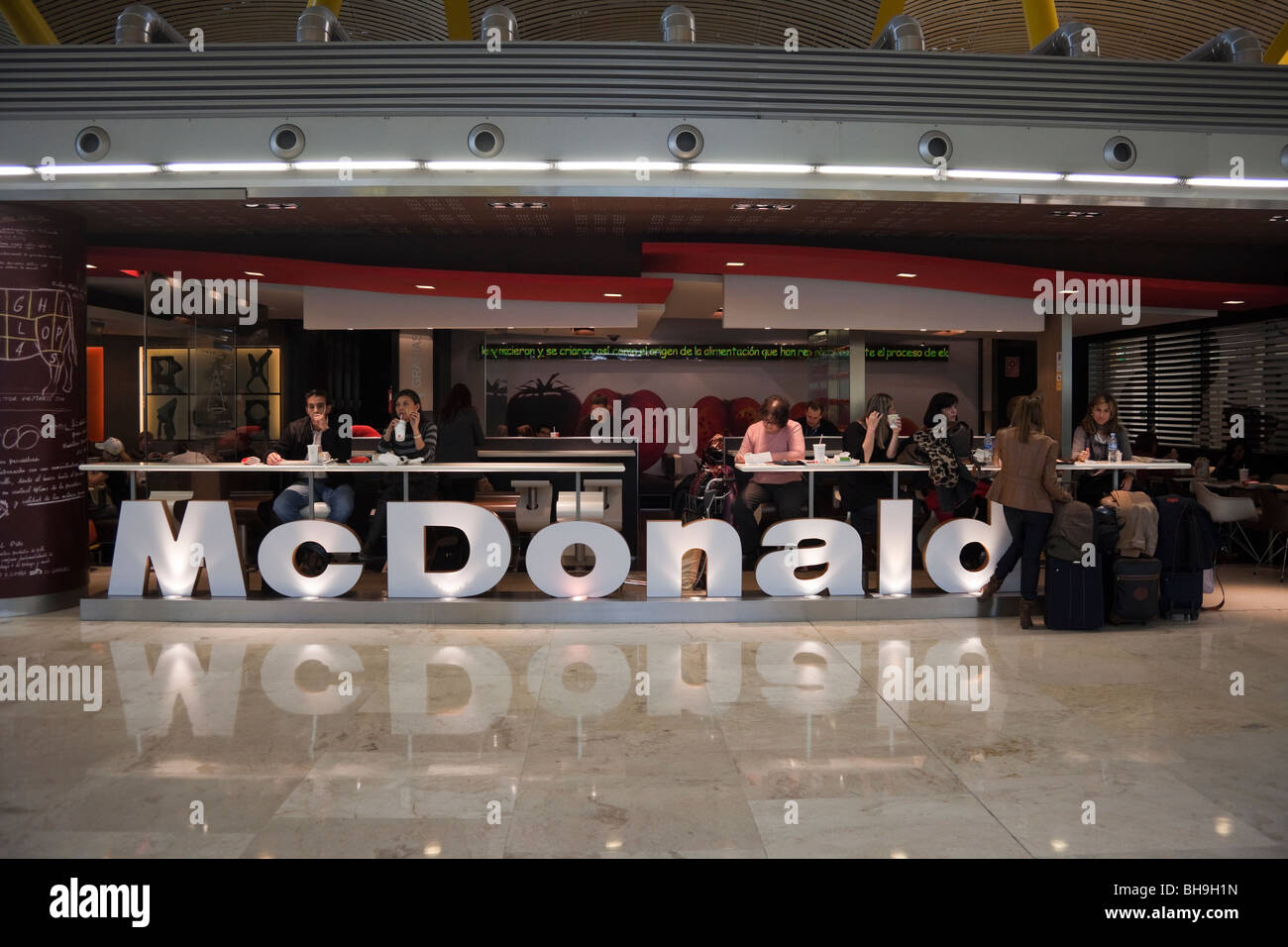 Ristorante McDonalds terminale 4, aeroporto Barajas di Madrid, Spagna Foto Stock