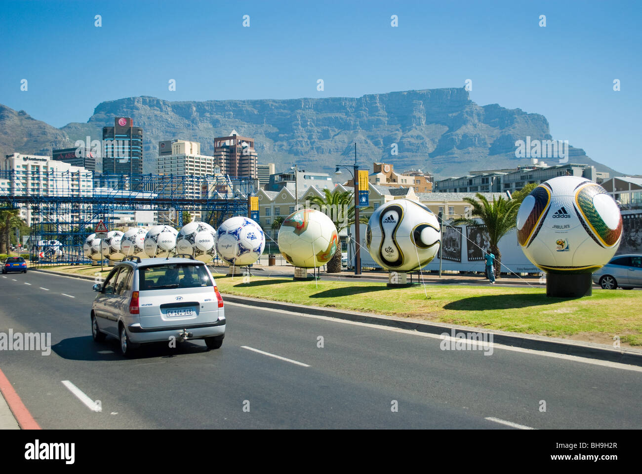 Palloni giganti all'ingresso il Victorian & Albert Waterfront, Città del Capo celebrando la Coppa del Mondo 2010. Foto Stock