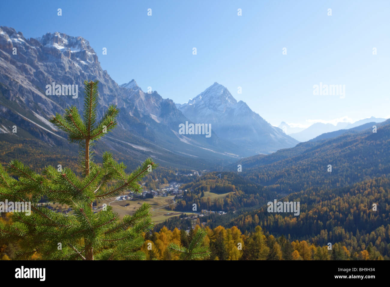 Cortina d'Ampezzo sotto Marmarole e montagne di cristallo Foto Stock