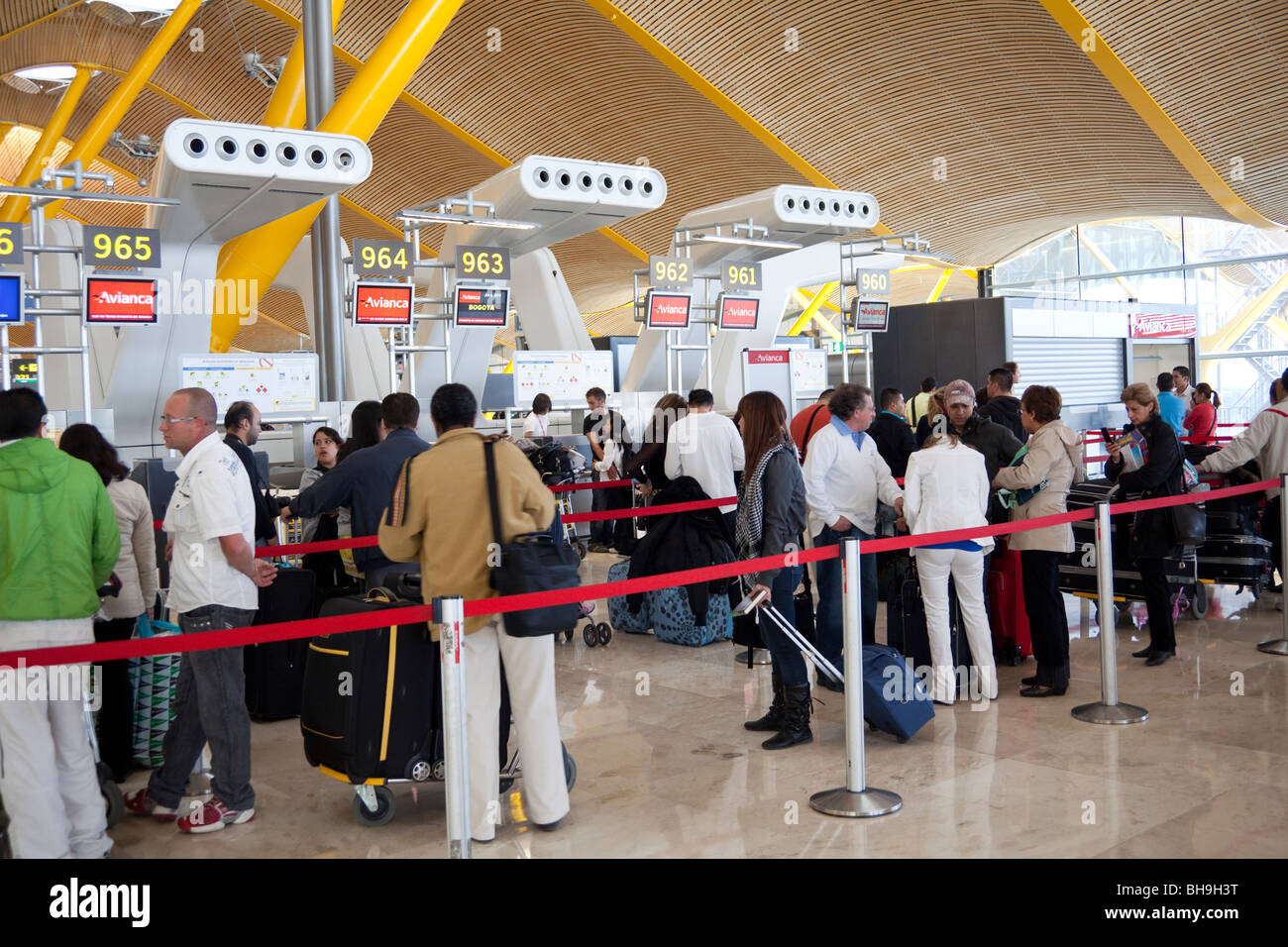 Passeggeri in coda per il check-in presso Avianca airlines, terminale 4, aeroporto Barajas di Madrid, Spagna Foto Stock